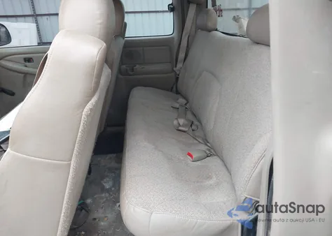 2001 Chevrolet Silverado 1500 z USA, uszkodzony, nr VIN 2GCEC19V811348670